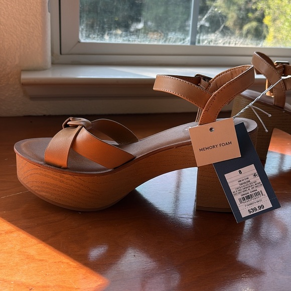Universal Thread Tan Heels - Picture 2 of 6